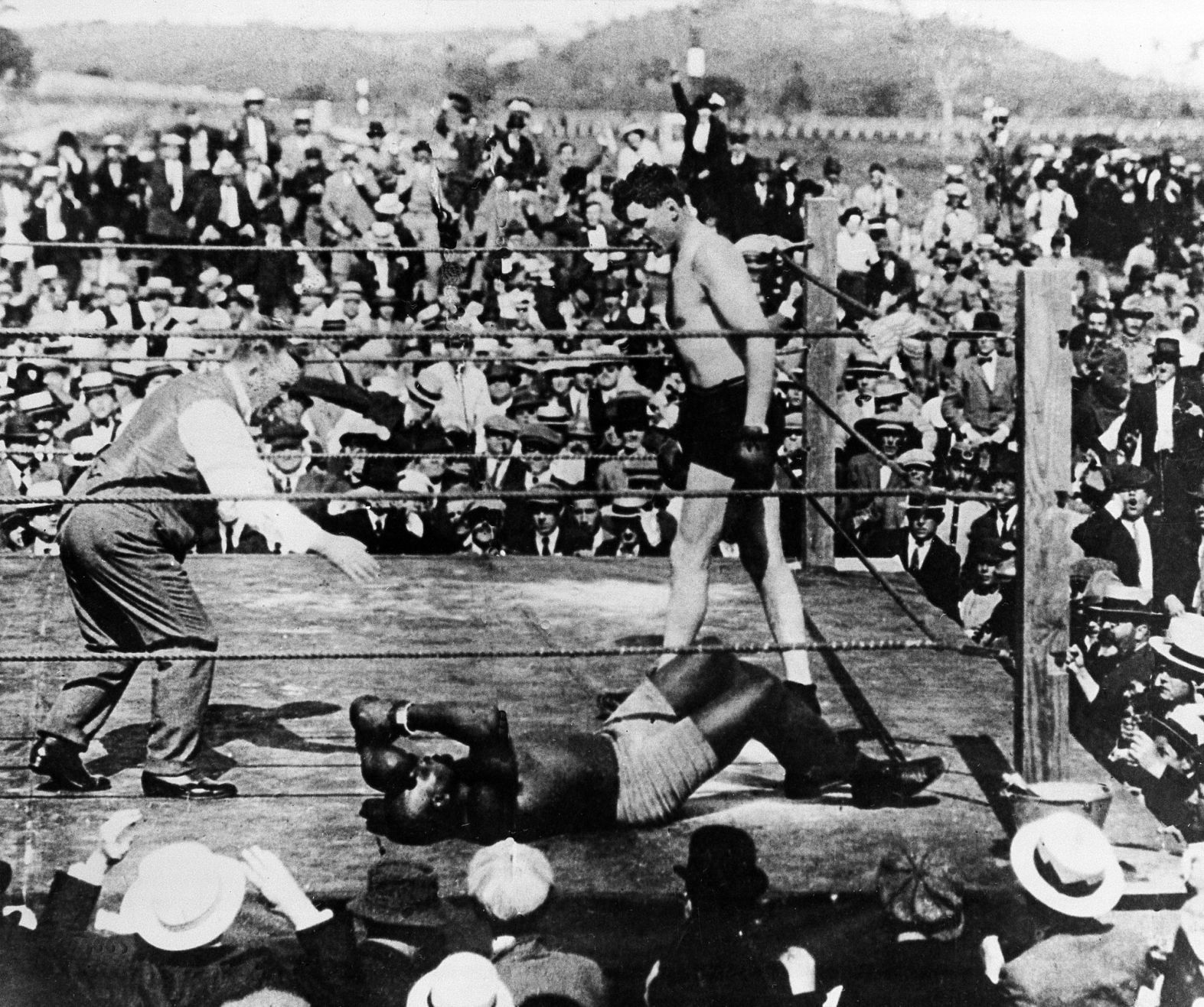 1915: Heavyweight championship bout